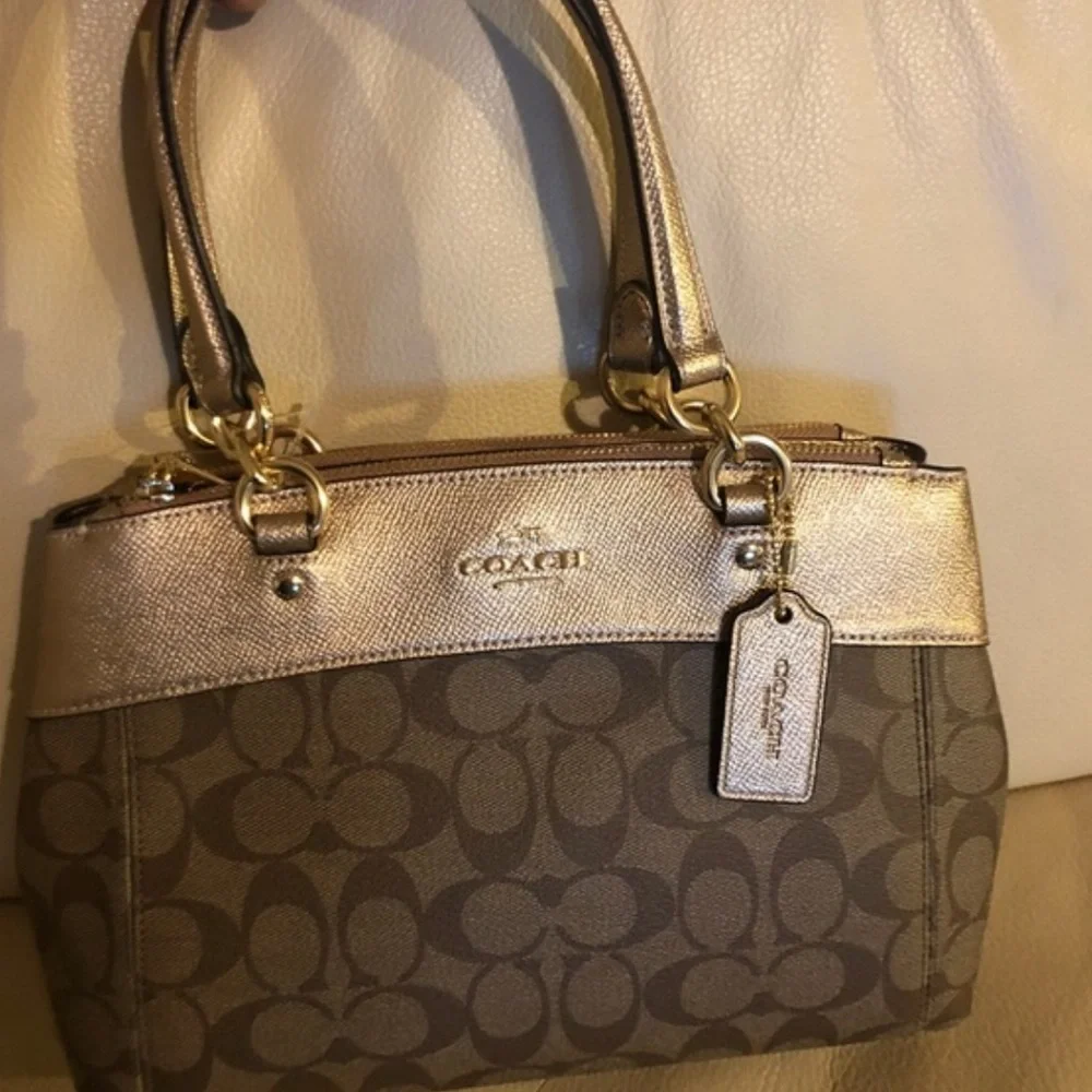 “👜‎ COACH Metallic Gold Signature Bag ✨ Luxury Chic & Classic Style 💫”